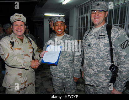 Kaboul (Afghanistan) - Vice-amiral. Bill Gortney, gauche, Commander, U.S. Navy Forces Central Command/5e Flotte, les peuplements avec nouveau frocked Maître de 1re classe Sydney Reyes et Corvette. Christopher Quarles, son parrain, au cours d'une cérémonie d'frocking sur Camp Eggers. Au cours de sa visite au Camp Eggers, le siège de la Mission de formation de l'OTAN - l'Afghanistan, s'est réuni avec le personnel de commandement Gortney, a présidé une cérémonie d'frocking pour six marins, a parlé ouvertement aux marins de l'importance de leur mission en Afghanistan.(Photo de la Marine américaine spécialiste de la communication de masse en chef F. Julian Carroll)LIBÉRÉ Vice Adm. Banque D'Images