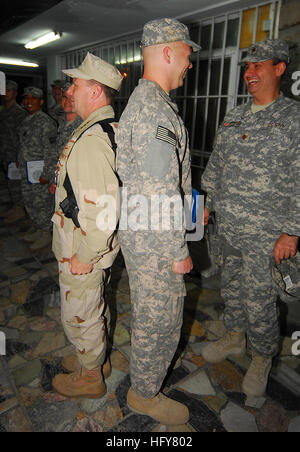 Kaboul (Afghanistan) - Vice-amiral. Bill Gortney, gauche, Commander, U.S. Navy Forces Central Command/5e Flotte, compare les différences de hauteur entre lui-même et nouvellement frocked Maître de 2e classe Sean McKenzie, le lieutenant Cmdr. Brian Gummin, son parrain, au cours d'une cérémonie d'frocking montres sur Camp Eggers. Au cours de sa visite au Camp Eggers, le siège de la Mission de formation de l'OTAN - l'Afghanistan, s'est réuni avec le personnel de commandement Gortney, a présidé une cérémonie d'frocking pour six marins, a parlé ouvertement aux marins de l'importance de leur mission en Afghanistan.(Photo de l'US Navy et la communication de masse en chef Banque D'Images