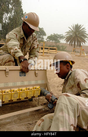 100607-A-7797A-012 Bagdad, Iraq (28 mai 2010) Électricien de construction 2e classe Inchiparambil Robinson, à gauche, et l'électricien de construction Constructionman Ronnel J. Philpott, tous deux assignés à la construction navale (bataillon Mobile NMCB) 21, mis en place pour l'équipe d'improvisation de l'aire de travail. (U.S. Photo de l'armée par la CPS. Victor J. Ayala/libérés) US Navy 100607-A-7797A-012 électricien de construction 2e classe Inchiparambil Robinson, à gauche, et l'électricien de construction Constructionman Ronnel J. Philpott, tous deux assignés à la construction navale (bataillon Mobile NMCB) 21 Banque D'Images