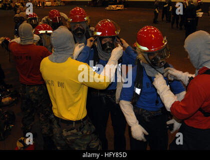 100607-N-3620B-010 de l'OCÉAN ATLANTIQUE (7 juin 2010) Les marins se préparent à lutter contre un incendie simulé lors d'un perçage dans la quarts de hangar du porte-avions USS Enterprise (CVN 65). Enterprise effectue le renouvellement de la flotte de transporteur de l'escadron des qualifications dans la préparation au travail d'entreprises menant à l'équipage du 21e déploiement. (U.S. Photo par marine Spécialiste de la communication de masse de la classe 3ème Bryan Blair/libérés) US Navy 100607-N-3620B-010 Les marins se préparent à lutter contre un incendie simulé au cours d'un exercice général quarts à bord d'USS Enterprise (CVN 65). Banque D'Images