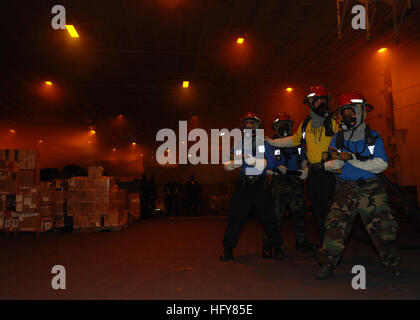 100607-N-3620B-023 de l'OCÉAN ATLANTIQUE (7 juin 2010) Les marins se préparent à lutter contre un incendie simulé lors d'un perçage dans la quarts de hangar du porte-avions USS Enterprise (CVN 65). Enterprise effectue le renouvellement de la flotte de transporteur de l'escadron des qualifications dans la préparation au travail d'entreprises menant à l'équipage du 21e déploiement. (U.S. Photo par marine Spécialiste de la communication de masse de la classe 3ème Bryan Blair/libérés) US Navy 100607-N-3620B-023 Les marins se préparent à lutter contre un incendie simulé au cours d'un exercice général quarts à bord d'USS Enterprise (CVN 65). Banque D'Images