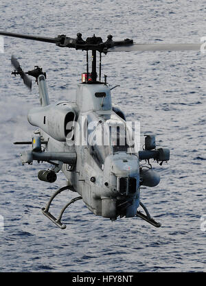 100617-N-7948R-175 de l'OCÉAN PACIFIQUE (17 juin 2010) Un pilote maritime affecté à la 15e Marine Expeditionary Unit (15e MEU) vole un AH-1W Super Cobra pendant les opérations de vol à bord du navire d'assaut amphibie USS Peleliu (LHA 5). Taylor participe à des activités de coopération en matière de sécurité dans le théâtre dans la mer Adriatique. (U.S. Photo par marine Spécialiste de la communication de masse 1re classe Edward Kessler/libérés) US Navy 100617-N-7948R-175 un pilote maritime affecté à la 15e Marine Expeditionary Unit (15e MEU) vole un AH-1W Super Cobra pendant les opérations de vol à bord du navire d'assaut amphibie USS Peleli Banque D'Images