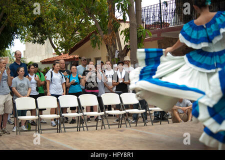 100617-N-5319A-081 Manzanillo, Mexique (17 juin 2010) marins et soldats affectés à la station de transport amphibie USS New Orleans (LPD 18) prendre une pause à partir d'un projet de service communautaire dans un orphelinat à Manzanillo, Mexique, pour regarder une danse traditionnelle mexicaine. La Nouvelle Orléans est participant au partenariat Sud, un déploiement militaire américain annuel de formation des équipes pour le Commandement Sud des États-Unis zone de responsabilité dans les Caraïbes et en Amérique latine. (U.S. Photo par marine Spécialiste de la communication de masse 1re classe Brien Aho/libérés) US Navy 100617-N-5319A-081 marins et Marines un Banque D'Images