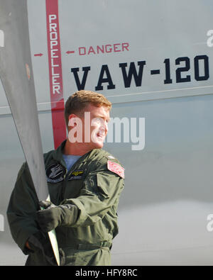 100617-N-5812W-061 NORFOLK (17 juin 2010) Le Lieutenant Jon Kalbach, un pilote instructeur assigné à l'Escadron aéroporté de détection lointaine de l'opérateur (VFF) 120, vérifie les lames sur un E-2C Hawkeye avant de s'envoler. (U.S. Photo par marine Spécialiste des communications de masse 2e classe dimanche Williams/libérés) US Navy 100617-N-5812W-061 Le Lieutenant Jon Kalbach vérifie les lames sur un E-2C Hawkeye avant son vol Banque D'Images