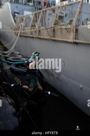 100616-N-4776G-103 Mina Salman, Bahreïn (16 juin 2010) Marine Diver 2e classe Adam Coe, affecté à l'Unité des opérations spéciales de la Marine (NWU) 3, complète une étape avant l'entrée d'eau avant de plonger sous les missiles de l'USS Sullivans (DDG 68) pour changer une hélice à pas variable endommagés (RPC) lame. Divers affectés à l'unité mobile de récupération et de plongée (MDSU) 1, le sous-marin USS Frank offres câble (40), et l'Unité des opérations spéciales de la Marine (NSWU) 3 travaillent ensemble pour changer les lames du RPC endommagés. (U.S. Photo par marine Spécialiste de la communication de masse 2e classe Kathleen A. Gorby/libérés) Banque D'Images