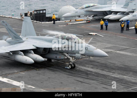 Un F/A-18E Super Hornet affectés à l 'Black Knights' des terres 154 e Escadron d'avions sur le pont d'envol du porte-avions USS Ronald Reagan. Le F-18 est un avion d'attaque, qui peut également être utilisé comme un combattant. Ronald Reagan est actuellement en cours dans l'océan Pacifique à la conduite des bateaux sur mesure la disponibilité de la formation. (U.S. Photo de la marine par le maître de 3e classe Anthony W. Johnson) USS Ronald Reagan DVIDS294369 Banque D'Images