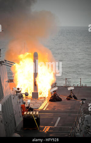 100621-N-0251Z-016 de l'OCÉAN PACIFIQUE (21 juin 2010), missiles de l'USS Sterett (DDG 104) lance son premier tomahawk Land Attack Missile (TLAM) lors du test de son système d'armes tomahawk tactique. Sterett est au large de la côte de Californie du Sud pour préparer un déploiement prochain. (U. S. Navy photo de 1ère classe Controlman feu Stephen J. Zeller/libérés) US Navy 100621-N-0251Z-016 USS Sterett (DDG 104) lance son premier missile Tomahawk Land attack Banque D'Images