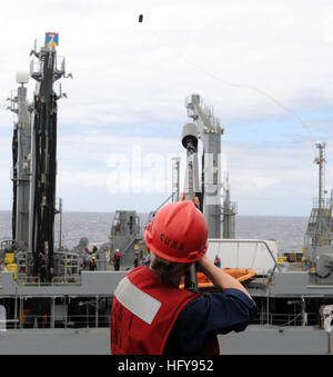 100623-N-7058E-119 de l'OCÉAN PACIFIQUE (le 23 juin 2010) responsable de la sécurité-incendie Controlman Michelle Fox, affectés à la lutte contre le littoral, le USS Freedom (LCS 1), un coup de feu à la ligne de ravitaillement de la flotte militaire commande de réapprovisionnement oiler USNS Guadalupe (T-AO 200) durant un ravitaillement en mer. La liberté devrait participer à l'exercice RIMPAC 2010, le plus grand exercice maritime international. (U.S. Photo de la marine par le Lieutenant Ed Début/libérés) US Navy 100623-N-7058E-119 Chef des Controlman Michelle Fox, affectés à la lutte contre le littoral, le USS Freedom (LCS 1), un coup de feu à la ligne joint militaire Banque D'Images