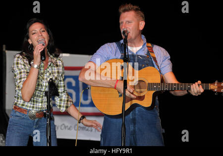 100704-A-9737A-060 GUANTANAMO BAY, Cuba (4 juillet 2010) Le groupe de musique country, Joey et Rory, effectuer des militaires à la Force opérationnelle navale de Guantanamo et la communauté de la Baie de Guantanamo. L'événement a été parrainé par le moral de base, de bien-être et de loisirs. (U.S. Photo de l'armée par le Sgt. Tiffany/Addair) Parution US Navy 100704-A-9737A-060 le groupe de musique country, Joey et Rory, effectuer pour les membres de la Force opérationnelle à Guantanamo Banque D'Images