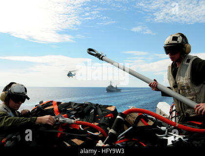 Les Marines du 15th MEU effectuent un réapprovisionnement vertical en transférant la cargaison de l'USNS Amelia Earhart (T-AKE 6) au navire d'assaut amphibie USS Peleliu (LHA 5) lors d'un déploiement prévu dans l'ouest de l'océan Pacifique. Banque D'Images