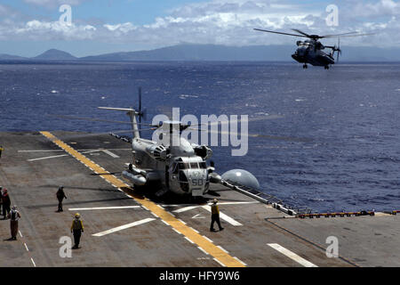 100706-M-7045P-017 PEARL HARBOR (6 juillet 2010) CH-53D Sea Stallion est un hélicoptère sur le pont qu'un autre se prépare à la terre à bord du navire d'assaut amphibie USS Bonhomme Richard (DG 6) au cours de l'exercice RIMPAC 2010 exercices. Les avions sont affectés à l'Escadron d'hélicoptères lourds Marine (HMH) 463. L'EXERCICE RIMPAC est un exercice multinational biennal, conçu pour renforcer les partenariats régionaux et d'améliorer l'interopérabilité. (U.S. Marine Corps photo par Lance Cpl. Orlando Perez/libérés) US Navy 100706-M-7045P-017 CH-53D Sea Stallion est un hélicoptère sur le pont comme un autre prép Banque D'Images