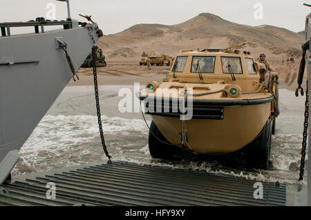 100707-N-5319A-030 SALINAS BEACH, au Pérou (7 juillet 2010) Maître de Manœuvre Seaman Ashleigh Brown conduit un amphibie plus léger fourni de nouveau cargo (LARC), véhicule affecté à Beach Master Unit (BMU), 1 off de Salinas Beach, le Pérou sur les engins de débarquement (LCU) 1617. BMU-1 fait partie de l'Escadron amphibie (AMPHIBRON 5) embarquée à bord de la station de transport amphibie USS New Orleans (LPD 18). La Nouvelle Orléans et AMPHIBRON-5 participent au partenariat Sud, un déploiement militaire américain annuel de formation des équipes pour le Commandement Sud des États-Unis zone de responsabilité. (U.S. Photo par Marine Communications de Masse Banque D'Images