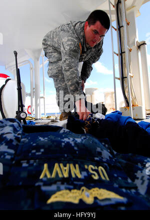 La CPS de l'armée. James Wood service pulvérisations uniformes et vêtements de travail avec la perméthrine, un produit chimique utilisé pour repousser les insectes, sur la plage arrière de la commande de transport maritime militaire navire-hôpital USNS Mercy en traversant la mer de Java au cours de Pacific Partnership 2010. Partenariat du Pacifique la cinquième d'une série de la Flotte du Pacifique des États-Unis et de l'assistance humanitaire civique s'efforce de renforcer les partenariats régionaux. L'USNS Mercy DVIDS action298333 Banque D'Images