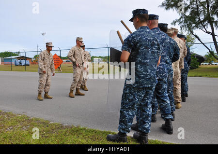 100708-N-1401J-039 DIEGO GARCIA (10 juillet 2010) Les Marines de l'équipe de sécurité de l'antiterrorisme de la Flotte du Pacifique (FASTPAC) à donner une formation aux membres du personnel de sécurité de Diego Garcia sur le bon contrôle de l'émeute, de mouvements et de formations des procédures. La formation portait sur la légitime défense, point de contrôle d'entrée et les procédures de manipulation d'armes diverses. (U.S. Photo par marine Spécialiste de la communication de masse Seaman Christopher S. Johnson/libérés) US Navy 100708-N-1401J-039 Marines train à Diego Garcia Banque D'Images
