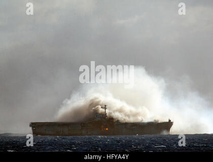 100710-N-4281P-799 de l'OCÉAN PACIFIQUE (10 juillet 2010) l'ex-USS New Orleans (LPH 11) prend l'incendie d'une ligne de navires de combat de surface de quatre pays au cours d'un exercice d'amortissement dans le cadre de l'exercice RIMPAC 2010. L'EXERCICE RIMPAC est un exercice multinational biennal, conçu pour renforcer les partenariats régionaux et d'améliorer l'interopérabilité. (U.S. Photo par marine Spécialiste de la communication de masse ligneuse de 1ère classe Paschall/libérés) US Navy 100710-N-4281P-799 l'ex-USS New Orleans (LPH 11) prend l'incendie d'une ligne de navires de combat de surface de quatre pays au cours d'un naufrage exer Banque D'Images