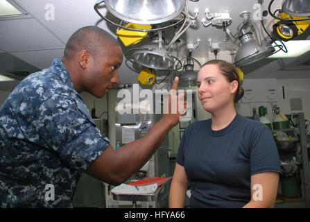 100712-N-4177N-012 Santa Rita, Guam (12 juillet 2010) Hospital Corpsman 1re classe Neville Willoughby effectue un examen le 3e classe-électricien Amanda Yanez pendant un mois de naissance médical à bord du rappel d'offres Câble sous-marin USS Frank (40). Le câble est en cours au chantier naval de Guam pour une commande militaire maritime (CSM) de la conversion. (U.S. Photo par marine Spécialiste de la communication de masse 1ère classe/Nobeza Melvin A.) Parution US Navy 100712-N-4177N-012 naissance mois à bord du USS Frank Banque D'Images