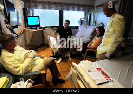 100714-N-9818V-017 Bethesda, MD (14 juillet 2010) Master Chief Petty Officer de la Marine (MCPON) Rick West et Master Chief Petty Officer Rafael Felipe parler avec le Corps des Marines. Matthew Earle et sa femme Helena, au cours de la visite de l'Ouest à la National Naval Medical Center. (U.S. Photo par marine Spécialiste de la communication de masse 1ère classe Jennifer A./Villalovos) Parution US Navy 100714-N-9818V-017 MCPON présente des pièces à la National Naval Medical Center Banque D'Images