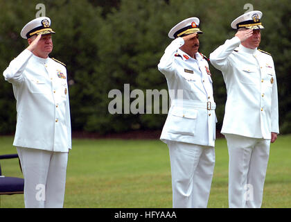 100714-N-8132M-104 WASHINGTON (14 juillet 2010) Chef des opérations navales (ONC) Adm. Gary Roughead, gauche, commandant de la Force navale Bahreïn Royal Brigue. Gen. Abdulla Saeed Al Mansoori et Commandant du district naval de Washington (NDW) Adm arrière. Patrick Lorge rendre un salut de la main comme l'hymne national du Royaume de Bahreïn et les États-Unis sont joués par la U.S. Navy Band au Washington Navy Yard. L'OIIO a reçu son homologue avec tous les honneurs Mansoori arrivée cérémonie organisée par NDW. (U.S. Photo par marine Spécialiste de la communication de masse 2e classe Kiona Miller/libérés) US Navy 100714- Banque D'Images