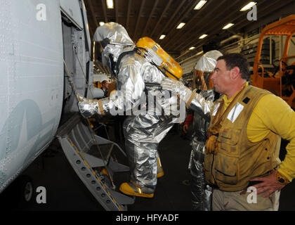 L'Adjudant-chef Patrick J. Halinski indique à l'écrasement et de l'équipe d'incendie de récupération au cours d'un exercice à bord du navire d'assaut amphibie USS multifonction Iwo Jima. Iwo Jima est en route vers l'Amérique centrale et du Sud et Caraïbes sur une mission d'assistance humanitaire civic. Le personnel médical et de l'ingénierie embarquée à bord de Iwo Jima travaillera avec les nations partenaires à fournir des soins médicaux, dentaires, vétérinaires et une assistance technique à plusieurs nations. (U.S. Photo de la marine par le maître de 3e classe Travis J. Kuykendall) ravitaillement vertical DVIDS300905 Banque D'Images