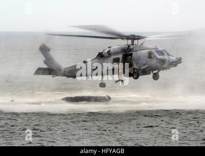 100717-N-2651J-160 VIRGINIA BEACH, en Virginie (17 juillet 2010) U.S. Navy SEALs goutte dans l'océan d'un HH-60H Sea Hawk affecté à l'hélicoptère rouge de la lutte contre les loups de mer de l'Escadron (HSC) 84 au cours d'une démonstration des capacités expéditionnaires interarmées à Base Little Creek, en Virginie, l'événement de la communauté des opérations spéciales de la Marine faisait partie de la 41e UDT/joint pour réunion de la côte est la célébration. (U.S. Photo par marine Spécialiste de la communication de masse 2e classe Gary L. Johnson III/libérés) US Navy 100717-N-2651J-160 U.S. Navy SEALs goutte dans l'océan d'un HH-60H Sea Hawk affecté à la loups rouges de Banque D'Images