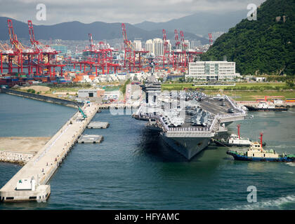 100721-N-2013O-422 BUSAN, République de Corée (21 juillet 2010) remorqueurs déplacer le porte-avions USS George Washington (CVN 73) sur un quai à Busan, en République de Corée. C'est la première visite de George Washington à l'été 2010 patrouille dans l'ouest de l'océan Pacifique et la deuxième visite en Corée du Sud par le navire depuis octobre 2008. La République de Corée et les États-Unis mèneront une alliance combinés et exercice de préparation d'air maritime ÒInvincible SpiritÓ dans les mers à l'est de la péninsule coréenne à partir de 25 au 28 juillet 2010. C'est le premier d'une série d'exercices militaires conjoints que l'ait Banque D'Images