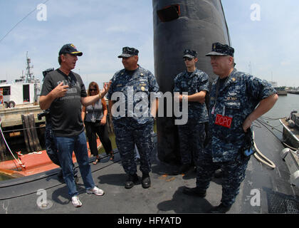 100722-N-7705S-096 NORFOLK (22 juillet 2010) l'Acteur Tim Allen parle avec les marins à bord de la Los Angeles-classe d'attaque USS Scranton (SSN 756) au cours d'une visite du navire. Allen a aussi visité le missiles USS Stout (DDG 55) lors de sa visite à la base navale de Norfolk. (U.S. Photo par marine Spécialiste de la communication de masse 1re classe Todd A. Schaffer/libérés) US Navy 100722-N-7705S-096 l'Acteur Tim Allen parle avec les marins à bord de la Los Angeles-classe d'attaque USS Scranton (SSN 756) au cours d'une visite du navire Banque D'Images