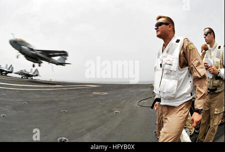 100725-N-6003P-230 U.S. 5ÈME ZONE DE RESPONSABILITÉ DE LA FLOTTE (25 juillet 2010) les officiers des transmissions d'atterrissage regardez Un EA-6B Prowler affecté à l'Escadron d'attaque électronique de zappeurs (VAQ) 130 Terre à bord du porte-avions USS Harry S. Truman (CVN 75). Le Harry S. Truman Strike Group est déployé des opérations de sécurité maritime et les efforts de coopération en matière de sécurité dans le théâtre dans la 5e Flotte des États-Unis zone de responsabilité. (U.S. Photo par marine Spécialiste de la communication de masse 2e classe Kilho Park/libérés) US Navy 100725-N-6003P-230 officiers des transmissions de l'opération and watch Un EA-6B Prowler affecté à la Za Banque D'Images