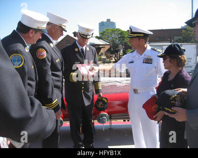 100726-N-2148B-001 Brooklyn, N.Y. (26 juillet 2010) Le Cmdr. Curt Jones, commandant de la station de transport amphibie USS New York (LPD 21), remet une plaque au Chef Edward Kilduff, Chef du Service d'incendie de New York (FDNY), à bord du bateau-pompe 343 Marine FDNY au Brooklyn Navy Yard comme chef James Dalton, gauche, FDNY Opérations maritimes ; le chef William Sellig, FDNY Chef d'opérations spéciales ; et le Capitaine de vaisseau à la retraite Sally McElwreath, droite, directeur de l'USS New York, Comité de mise en service. New York a été construit, avec 7,5 tonnes d'acier du World Trade Center dans son arc, tout en F Banque D'Images