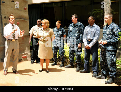 100729-N-7214P-002 SAN DIEGO (29 juillet 2010) Californie Gov. Arnold Schwarzenegger et arrière Adm. Christine M. Bruzek-Kohler, commandant du Naval Medical Center San Diego, visite avec les membres du service au centre. (U.S. Photo par marine Spécialiste de la communication de masse 1re classe Anastasia/Puscian) Parution US Navy 100729-N-7214P-002 California Gov. Arnold Schwarzenegger et arrière Adm. Christine M. Bruzek-Kohler, commandant du Naval Medical Center San Diego Banque D'Images