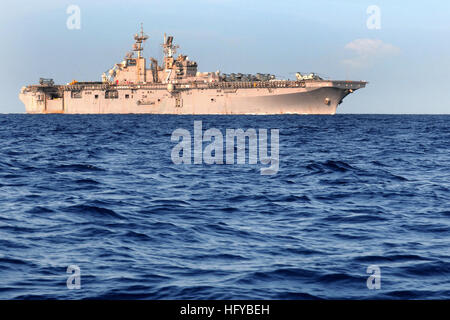 Le navire d'assaut amphibie USS Iwo Jima arrive à la base navale de Guantanamo Bay, le 4 août 2010. Iwo Jima est le soutien continu promesse 2010, une mission d'assistance humanitaire aux communautés en Amérique latine et dans les Caraïbes. USS Iwo Jima arrive à la base navale américaine de Guantanamo Station DVIDS306864 Banque D'Images