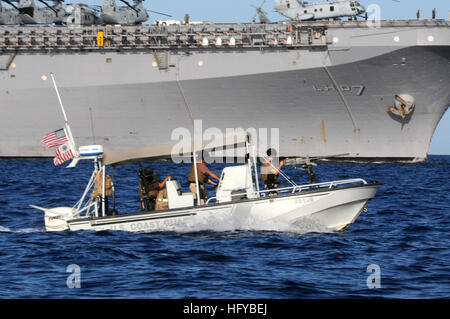 Une escorte de navire de la Garde côtière américaine USS Iwo Jima comme il arrive à la base navale de Guantanamo Bay, le 4 août 2010. Un détachement de la Garde côtière à la sécurité maritime et de la sécurité, de l'équipe 91104 Galveston, Texas, est déployée sur la base navale de Guantanamo Bay pour effectuer la lutte anti-terrorisme et droits de protection de la force opérationnelle interarmées de Guantanamo. Iwo Jima est le soutien continu promesse 2010, une mission d'assistance humanitaire aux communautés en Amérique latine et dans les Caraïbes. JTF Guantanamo fournit sûr, humain, juridique et transparent le soin et la garde des détenus, y compris ceux condamnés par m Banque D'Images