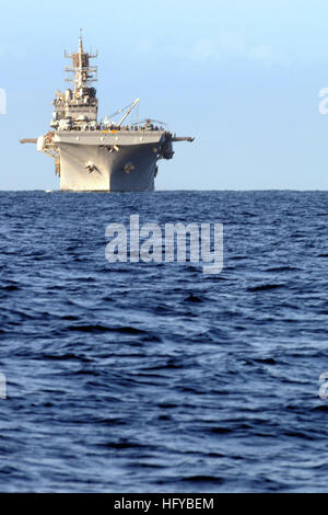 Le navire d'assaut amphibie USS Iwo Jima arrive à la base navale de Guantanamo Bay, le 4 août 2010. Iwo Jima est le soutien continu promesse 2010, une mission d'assistance humanitaire aux communautés en Amérique latine et dans les Caraïbes. USS Iwo Jima arrive à la base navale américaine de Guantanamo Station DVIDS306869 Banque D'Images