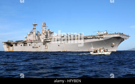 Une escorte de navire de la Garde côtière américaine USS Iwo Jima comme il arrive à la base navale de Guantanamo Bay, le 4 août 2010. Un détachement de la Garde côtière à la sécurité maritime et de la sécurité, de l'équipe 91104 Galveston, Texas, est déployée sur la base navale de Guantanamo Bay pour effectuer la lutte anti-terrorisme et droits de protection de la force opérationnelle interarmées de Guantanamo. Iwo Jima est le soutien continu promesse 2010, une mission d'assistance humanitaire aux communautés en Amérique latine et dans les Caraïbes. JTF Guantanamo fournit sûr, humain, juridique et transparent le soin et la garde des détenus, y compris ceux condamnés par m Banque D'Images