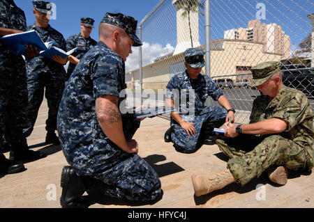 100816-N-9818V-458 PEARL HARBOR (Août 16, 2010) Master Chief Petty Officer de la Marine (MCPON) Rick West signe les livres frais de premier maître de harem du Los Angeles-classe de sous-marins d'attaque USS La Jolla (SSN 701) et USS Pasadena (SSN 752) au cours d'une visite à la base navale de Pearl Harbor. (U.S. Photo par marine Spécialiste de la communication de masse 1ère classe Jennifer A./Villalovos) Parution US Navy 100816-N-9818V-458 Master Chief Petty Officer de la Marine (MCPON) Rick West signe les livres frais de premier maître de harem de l'USS La Jolla (SSN 701) et USS Pasadena (SSN 752) Banque D'Images