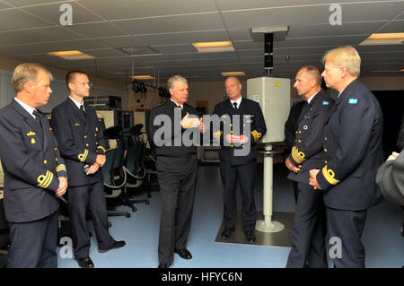 100819-N-8273J-033 KARLSKRONA, Suède (16 août 2000 19, 2010) Le chef des opérations navales (ONC) Adm. Gary Roughead, milieu, rencontre avec Adm arrière. Anders Grenstad, chef d'état-major de la marine royale suédoise et d'autres dirigeants de la marine suédoise tout en visitant le centre de formation et de simulateurs de base navale à la base navale de Karlskrona. (U.S. Photo par marine Spécialiste de la communication de masse 1ère classe/Vanderwyst Tiffini Jones) Parution US Navy 100819-N-8273J-033 Chief of Naval Operations (ONC) Adm. Gary Roughead, milieu, rencontre avec Adm arrière. Anders Grenstad, chef d'état-major de la marine royale suédoise Banque D'Images