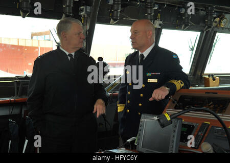 100819-N-8273J-081 KARLSKRONA, Suède (16 août 2000 19, 2010) Le chef des opérations navales (ONC) Adm. Gary Roughead, gauche, parle avec l'arrière Adm. Anders Grenstad, Chef du personnel de la marine suédoise Royall pendant qu'ils sont en cours sur le pont de la Corvette Visby HSwMS Nykoping. (U.S. Photo par marine Spécialiste de la communication de masse 1ère classe/Vanderwyst Tiffini Jones) Parution US Navy 100819-N-8273J-081 Chief of Naval Operations (ONC) Adm. Gary Roughead, gauche, parle avec l'arrière Adm. Anders Grenstad, chef d'état-major de la marine royale suédoise Banque D'Images