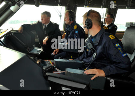 100819-N-8273J-085 KARLSKRONA, Suède (16 août 2000 19, 2010) sur le pont, chef des opérations navales (ONC) Adm. Gary Roughead, gauche, regarde les membres de l'équipe de la Corvette Visby NYKOPING HSwMS commenceront à partir de la base navale de Karlskrona. (U.S. Photo par marine Spécialiste de la communication de masse 1ère classe/Vanderwyst Tiffini Jones) Parution US Navy 100819-N-8273J-085 sur le pont, chef des opérations navales (ONC) Adm. Gary Roughead, gauche, regarde les membres de l'équipe de la Corvette Visby HSwMS entrepris NYKOPING Banque D'Images