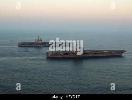 100831-N-1808S-037 de l'OCÉAN ATLANTIQUE (Aug. 31, 2010) Le porte-avions USS George H. W. Bush (CVN 77) et l'USS Dwight D. Eisenhower (CVN 69) effectuer un ravitaillement vertical. George H. W. Bush est l'objet de sa première reconstitution en cours avec un autre porte-avions. (U.S. Photo de la marine par le lieutenant Cmdr. J.T. Schofield/libérés) US Navy 100831-N-1808S-037 Le porte-avions USS George H. W. Bush (CVN 77) et l'USS Dwight D. Eisenhower (CVN 69) effectuer un ravitaillement vertical Banque D'Images