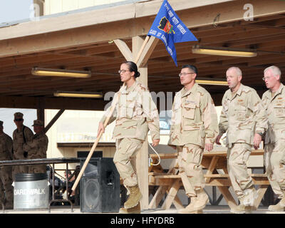 100916-N-3927C-011 L'AÉRODROME DE KANDAHAR, Afghanistan (sept. 16, 2010) Chef Sélectionnez Teresa Alvarez attribué à 3e Régiment Naval Construction mène l'exercice financier 2011 Premier maître de classe 117 le premier maître de cérémonie l'épinglage de l'aérodrome de Kandahar. (U.S. Photo de marine de 1ère classe, spécialiste des communications de masse de Thomas E. Coffman/libérés) US Navy 100916-N-3927C-011 Chef Sélectionnez Teresa Alvarez attribué à 3e Régiment Naval Construction mène l'exercice financier 2011 Premier maître Banque D'Images