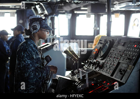 101007-N-8335D-006 MER DES PHILIPPINES (24 oct. 7, 2010) Seaman Rachel Mackey dirige le quai de débarquement amphibie USS Harpers Ferry (LSD 49). Harpers Ferry fait partie de l'avant-déployés en permanence l'Essex et du groupe amphibie est en cours dans l'ouest de l'océan Pacifique. (U.S. Photo par marine Spécialiste de la communication de masse 1ère classe Richard Doolin/libérés) US Navy 101007-N-8335D-006 Seaman Rachel Mackey dirige le quai de débarquement amphibie USS Harpers Ferry (LSD 49) Banque D'Images