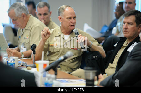 101013-N-7676W-057 ARLINGTON, Va. (oct. 13, 2010) Vice-amiral. Allen Myers, commandant de la Naval Air Forces, droite, et vice-amiral. David Architzel, commandant de la Naval Air Systems Command, à gauche, l'adresse aux participants au cours de l'Aviation Navale Journée Entreprises conférence parrainée par le Bureau de la recherche navale. (U.S. Navy photo de John F. Williams/libérés) US Navy 101013-N-7676W-057 Vice Adm. Allen Myers, commandant de la Naval Air Forces, droite, et vice-amiral. David Architzel, commandant de la base aéronavale de système. Banque D'Images