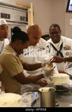 101013-N-1938G-016 TUCKER, ga (oct. 13, 2010) Yeoman 2e classe Arica Blake, affecté à l'appui opérationnel de la Marine Center, Atlanta, tuyaux glaçage sur un gâteau avec l'aide de spécialiste culinaire 2e classe Marcus Knueppel, affecté à la sous-marin lance-missiles USS Alabama (SSGN 729), lors d'un concours de décoration de gâteau à l'Institut Culinaire Le Cordon Bleu de Tucker, Ga, dans le cadre de la Semaine de la Marine d'Atlanta 2010. La Semaine de la Marine d'Atlanta est l'une des 19 semaines prévues en 2010 la Marine. Semaines marine montrer aux Américains l'investissement qu'ils ont fait dans leur Marine et accroître la sensibilisation dans les villes qui n'ont pas de sig Banque D'Images