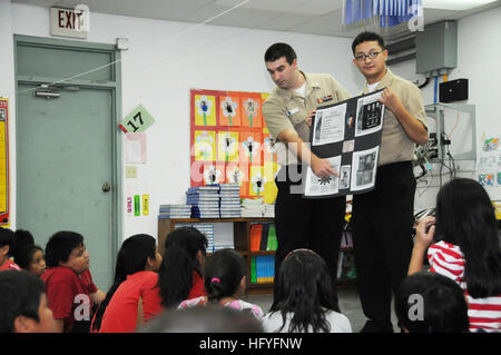 101029-N-1906G-011 CHALAN PAGO ORDOT, Guam (oct. 29, 2010) Les spécialistes de la logistique 2e classe Jeffrey Lance, à gauche, et Ryan Estrella, tous deux attribués à l'hôpital de la marine américaine de Guam, de parler aux élèves des dangers de l'abus de drogues et d'alcool au cours d'un événement de la Semaine du ruban rouge à Ordot-Chalan Pago école élémentaire. (U.S. Photo de la marine par Jesse Leon Guerrero/libérés) US Navy 101029-N-1906G-011 Les spécialistes de la logistique 2e classe Jeffrey Lance, à gauche, et Ryan Estrella, tous deux attribués à l'hôpital de la marine américaine de Guam, parler Banque D'Images