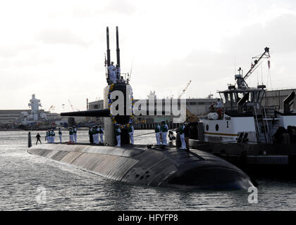 101029-N-3560G-001 PEARL HARBOR (oct. 29, 2010) Le sous-marin de la classe Los Angeles USS Louisville (SSN 724) renvoie à une base commune Pearl Harbor-Hickam après un déploiement prévu pour la région du Pacifique occidental. (U.S. Photo par marine Spécialiste de la communication de masse 2e classe Ronald Gutridge/libérés) US Navy 101029-N-3560G-001 Le sous-marin de la classe Los Angeles USS Louisville (SSN 724) renvoie à une base commune Pearl Harbor-Hickam après avoir terminé un sc Banque D'Images