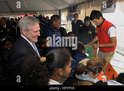 101104-N-7676W-067 NEW YORK, NY (nov. 4, 2010) Le secrétaire à la Marine Ray Mabus, montres New York school les enfants à construire un labyrinthe laser lors de l'ouverture d'une nouvelle communauté centre d'apprentissage et de découverte. Le centre est co-parrainé par le Bureau de la recherche navale (ONR) et irisé, un organisme sans but lucratif, l'organisation de l'éducation, dans la section de Hunts Point le Bronx, New York) L'augmentation de la science, technologie, ingénierie et mathématiques, ou de la tige, des pipe-line est une priorité pour la Marine et de l'ONR. Le festival comprenait des expositions interactives, des expériences scientifiques et les défis de la conception pour les familles. (U Banque D'Images