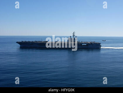 101105-N-5684M-446 de l'OCÉAN PACIFIQUE (nov. 5, 2010) Le porte-avions USS Ronald Reagan (CVN 76) effectue des opérations de vol dans l'océan Pacifique. (U.S. Photo par marine Spécialiste de la communication de masse de la classe 3ème Dylan McCord/libérés) US Navy 101105-N-5684M-446 Le porte-avions USS Ronald Reagan (CVN 76) effectue des opérations de vol dans l'Océan Pacifique Banque D'Images