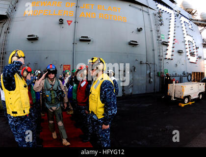 Commandant du Corps des Marines, le général James Amos quitte par rainbow side boys à bord du porte-avions USS Ronald Reagan. Amos a visité Ronald Reagan pour célébrer le 235e anniversaire de la Marine Corps avec la mort des Rattlers Fighter Attack Squadron 323. VMFA-323 est embarquée à bord de Ronald Reagan la réalisation d'une unité de formation composite de l'exercice dans la préparation à un déploiement prochain. (U.S. Photo de la marine par le maître de 3e classe Shawn J. Stewart) USS Ronald Reagan DVIDS action338305 Banque D'Images