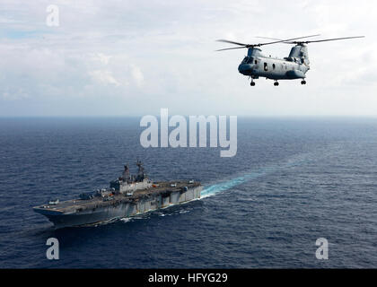 101106-M-6740B-433 MER DES CARAÏBES (nov. 6, 2010) Un CH-46E Sea Knight helicopter affectés à l'Escadron d'hélicoptère moyen maritime (HMM) 774 multi-usage quitte le navire d'assaut amphibie USS Iwo Jima (DG 7) de procéder à l'évaluation des dégâts de l'antenne d'Haïti après l'ouragan Tomas a frappé. Iwo Jima s'apprêtait à appuyer le gouvernement d'Haïti, la Mission de stabilisation des Nations Unies en Haïti et l'Agence des États-Unis pour le développement international (USAID). (U.S. Marine Corps photo par le Sgt. Samuel R. Beyers/libérés) US Navy 101106-M-6740B-433 UN CH-46E Sea Knight helicopter attribué à Marin Banque D'Images