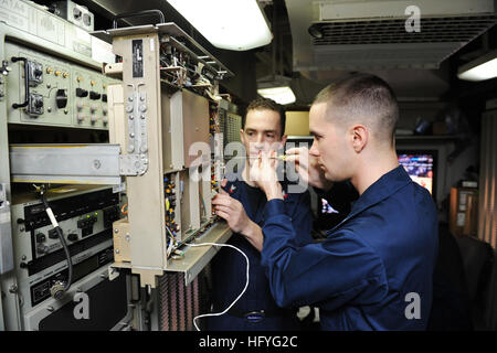 101106-N-6362C-063 de la mer d'Oman (nov. 6, 2010) 2ème classe Technicien en électronique Dominic Frontera, gauche, de Williamsville, N.Y., aide technicien électronique 3ème classe Joshua Wilson, de Columbus, Ohio, en dépannage dans le groupe radio haute fréquence émetteur prix à bord du porte-avions USS Harry S. Truman (CVN 75). Le Harry S. Truman Strike Group est déployé des opérations de sécurité maritime et les efforts de coopération en matière de sécurité dans le théâtre dans la 5e Flotte des États-Unis zone de responsabilité. (U.S. Photo par marine Spécialiste de la communication de masse/matelot Tyler Caswell) Parution-NOUS N Banque D'Images