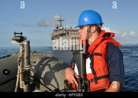Seaman tient une montre de protection de force dans un bateau gonflable à coque rigide de 7 mètres tandis que le quai de transport amphibie USS Ponce se met en route après une visite du port, soutenant les opérations de sécurité maritime et la coopération de sécurité de théâtre dans la zone de la 5e flotte américaine. Banque D'Images